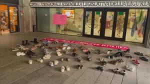 Caso Toti, scarpe a terra davanti aula Consiglio regionale, flash mob di "Genova che osa" per chiedere dimissioni