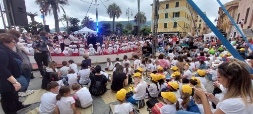 Sestri Levante, Premio Andersen: corteo di mille bambini per le vie del centro