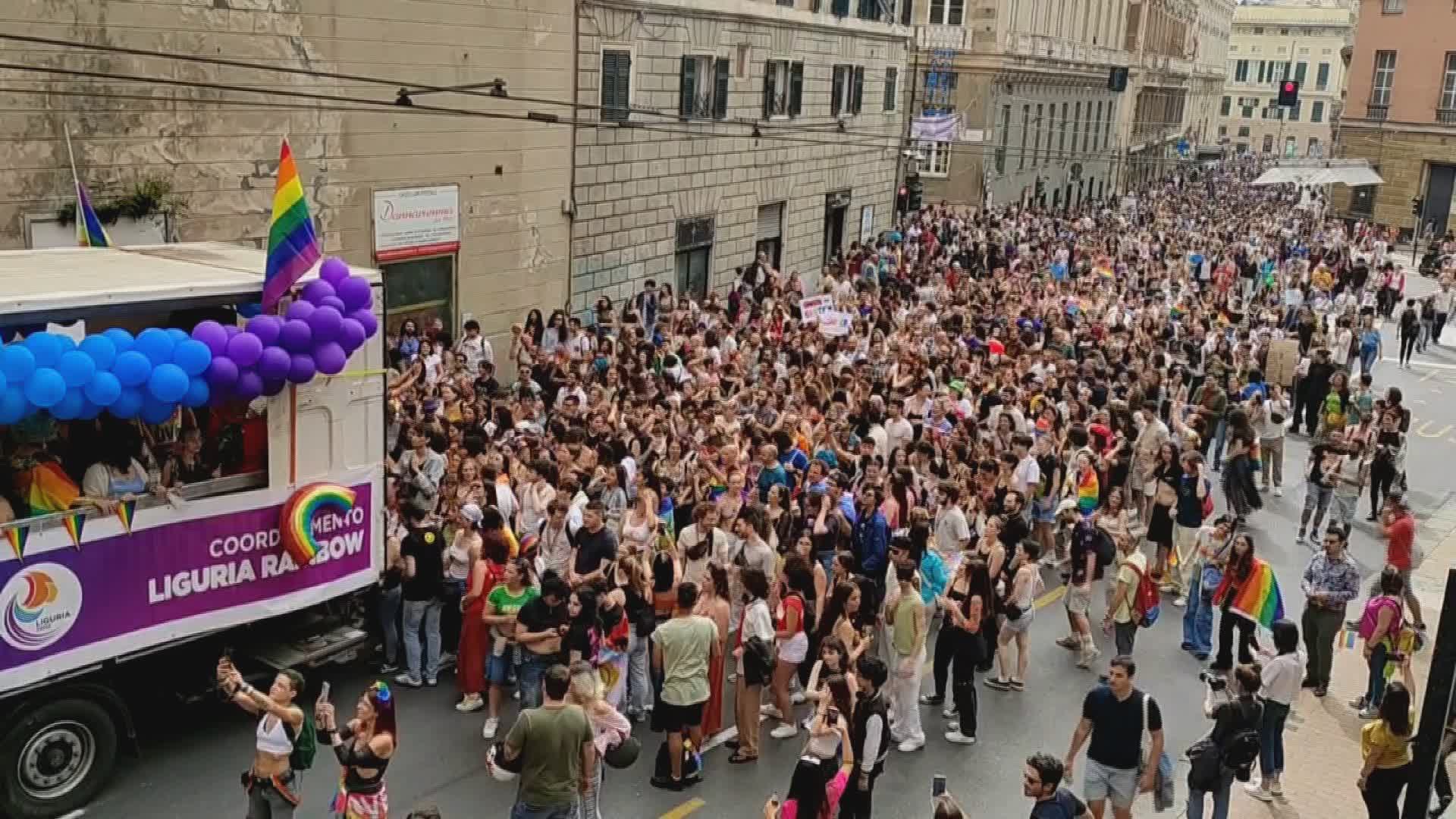 Liguria pride, 2mila persone da via San Benedetto per il corteo arcobaleno: 11 carri e concerto finale ai Giardini Luzzati