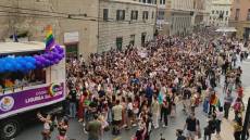 Liguria pride, 2mila persone da via San Benedetto per il corteo arcobaleno: 11 carri e concerto finale ai Giardini Luzzati
