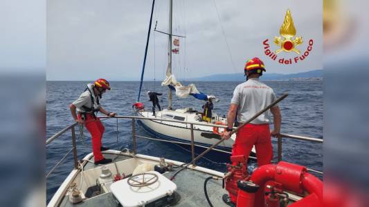 Recco, salvataggio in mare per un'imbarcazione a vela alla deriva