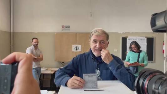 Genova, il sindaco Bucci vota e scherza sulle sue condizioni di salute