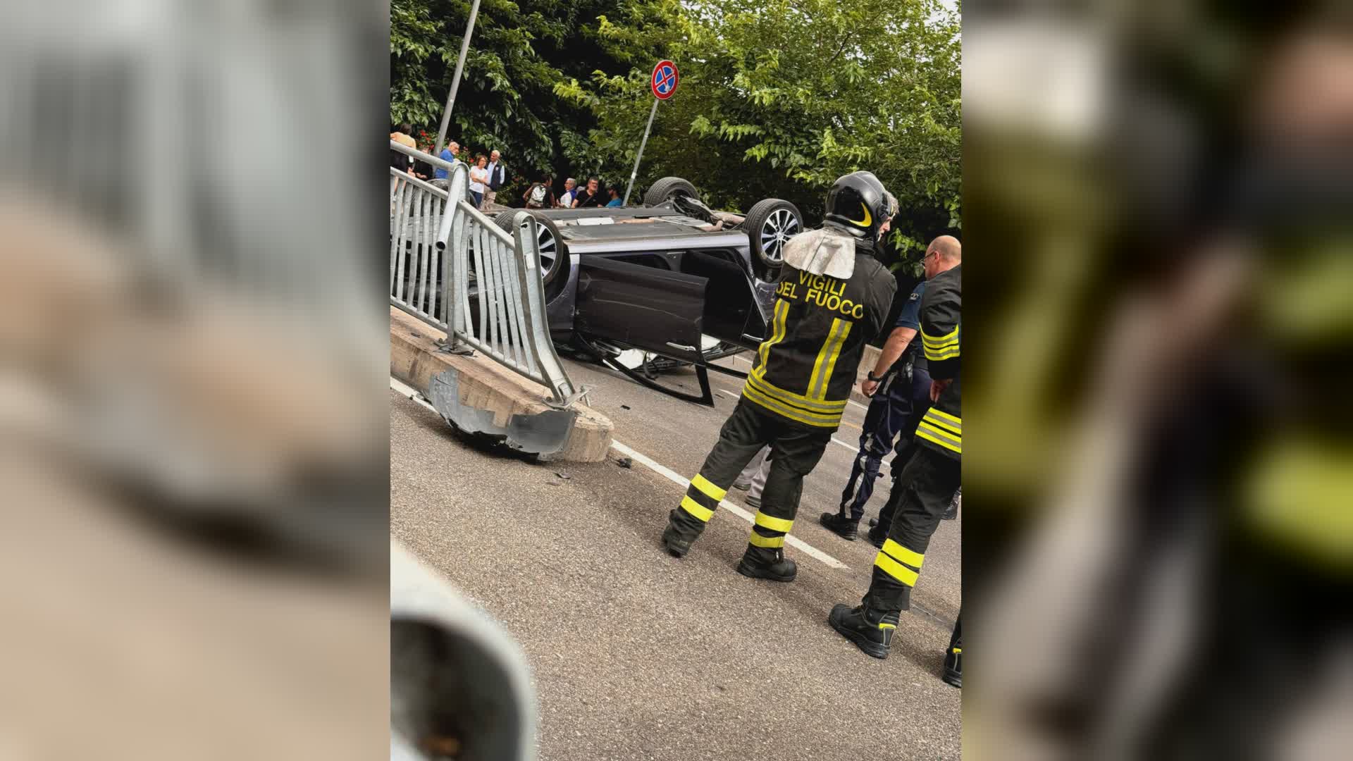 Genova, incidente in via Pra': auto si ribalta