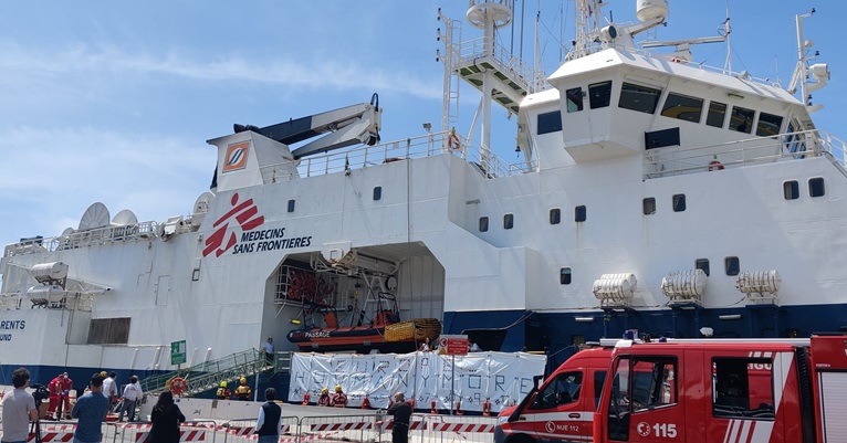 Genova, la Geo Barents attracca in porto: a bordo 165 migranti di cui 33 minori. Sbarco in corso