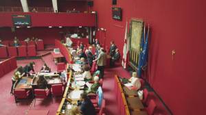 Genova, applausi per il sindaco Bucci al ritorno in Consiglio comunale dopo l'operazione