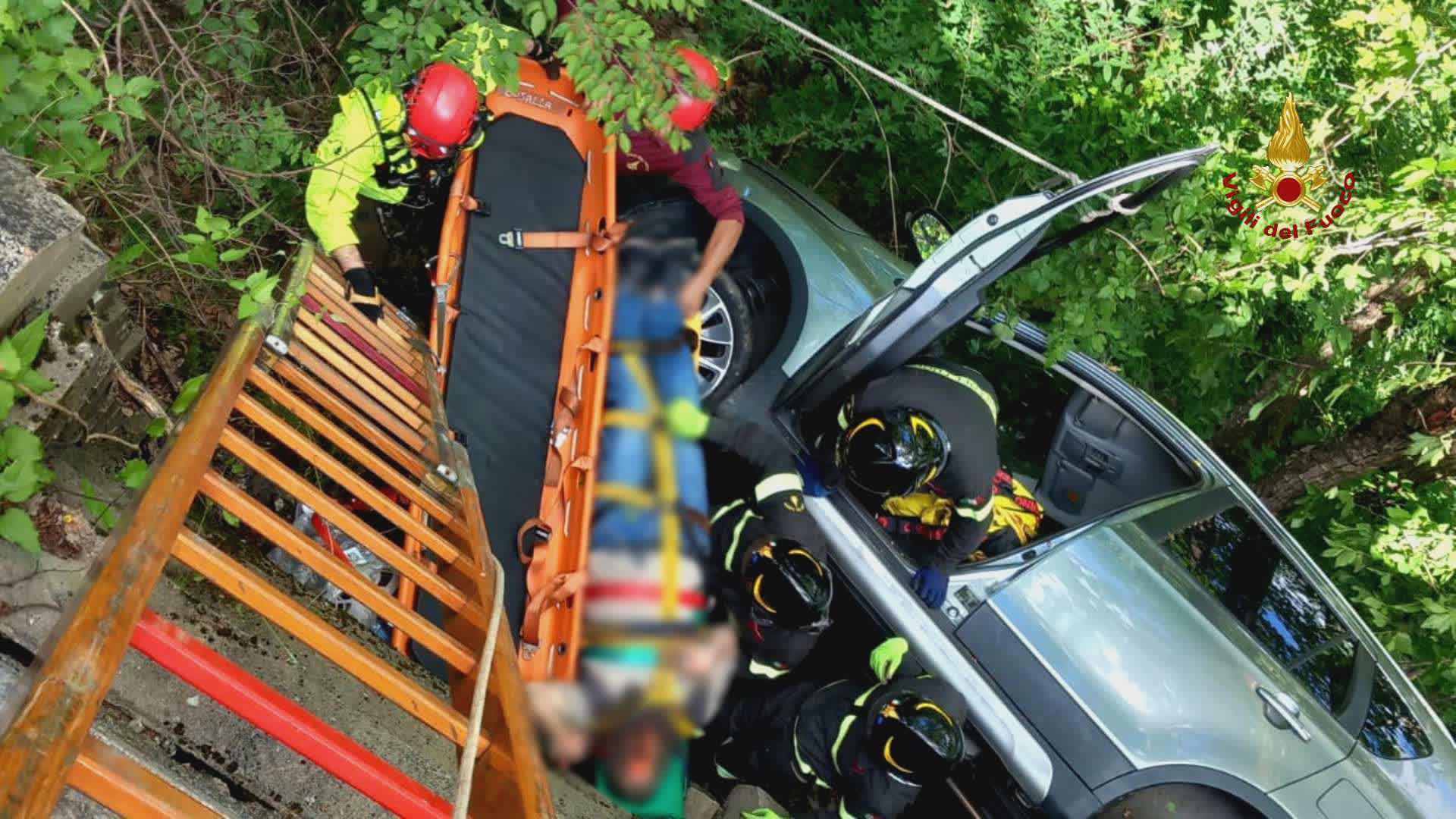 Valbrevenna, auto finisce nella boscaglia: i vigili del fuoco salvano il conducente