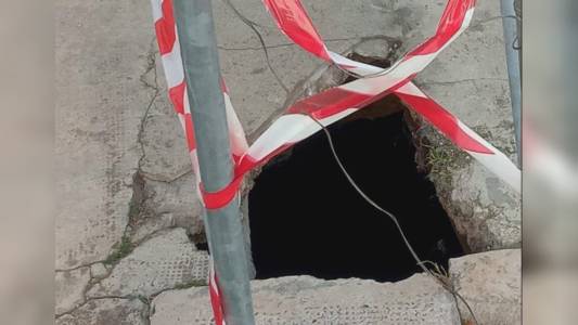 Genova, si apre voragine sul marciapiede di Quinto: mamma e figlia cadono per oltre un metro