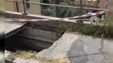 Genova, crollo del marciapiede a Quinto. Il Comune: "Causato dal microclima che si crea nel cunicolo"