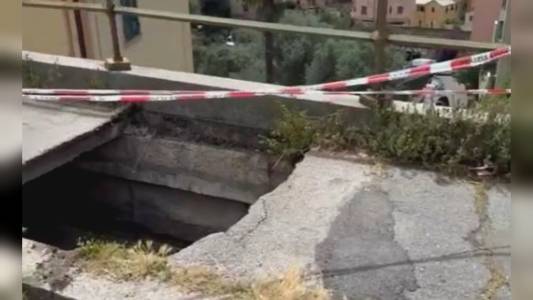 Genova, crollo del marciapiede a Quinto. Il Comune: "Causato dal microclima che si crea nel cunicolo"