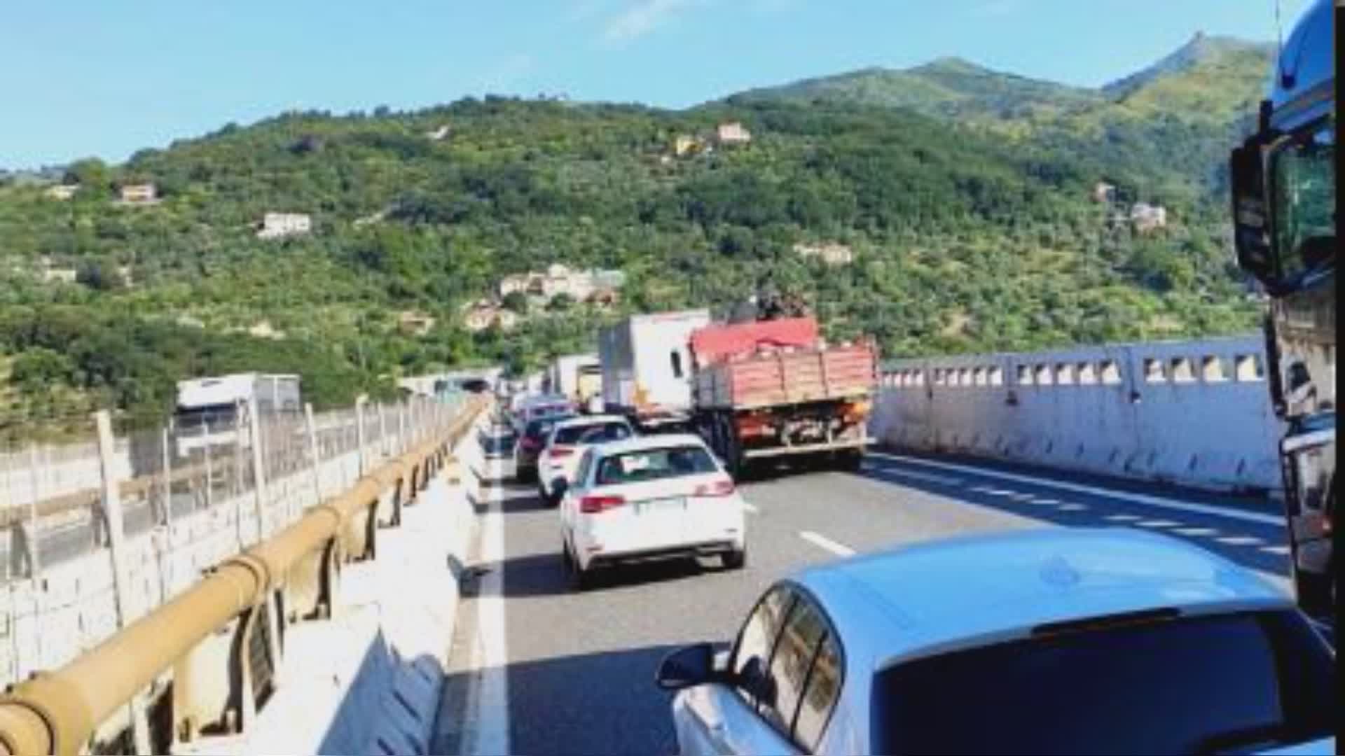 Genova: incidente sulla A10, ferita una donna in codice giallo, coda fino a 4 km