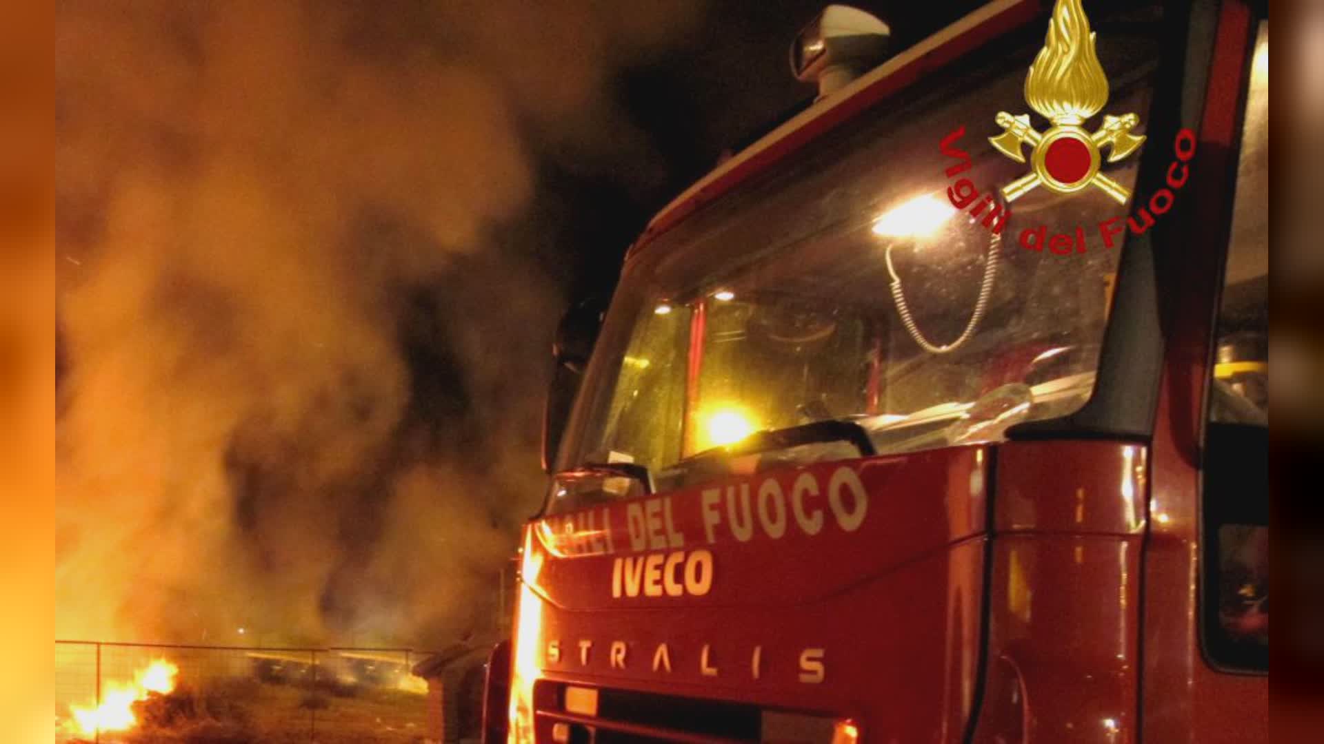 Sarzana: a fuoco discarica abusiva, rogo domato dai vigili del fuoco