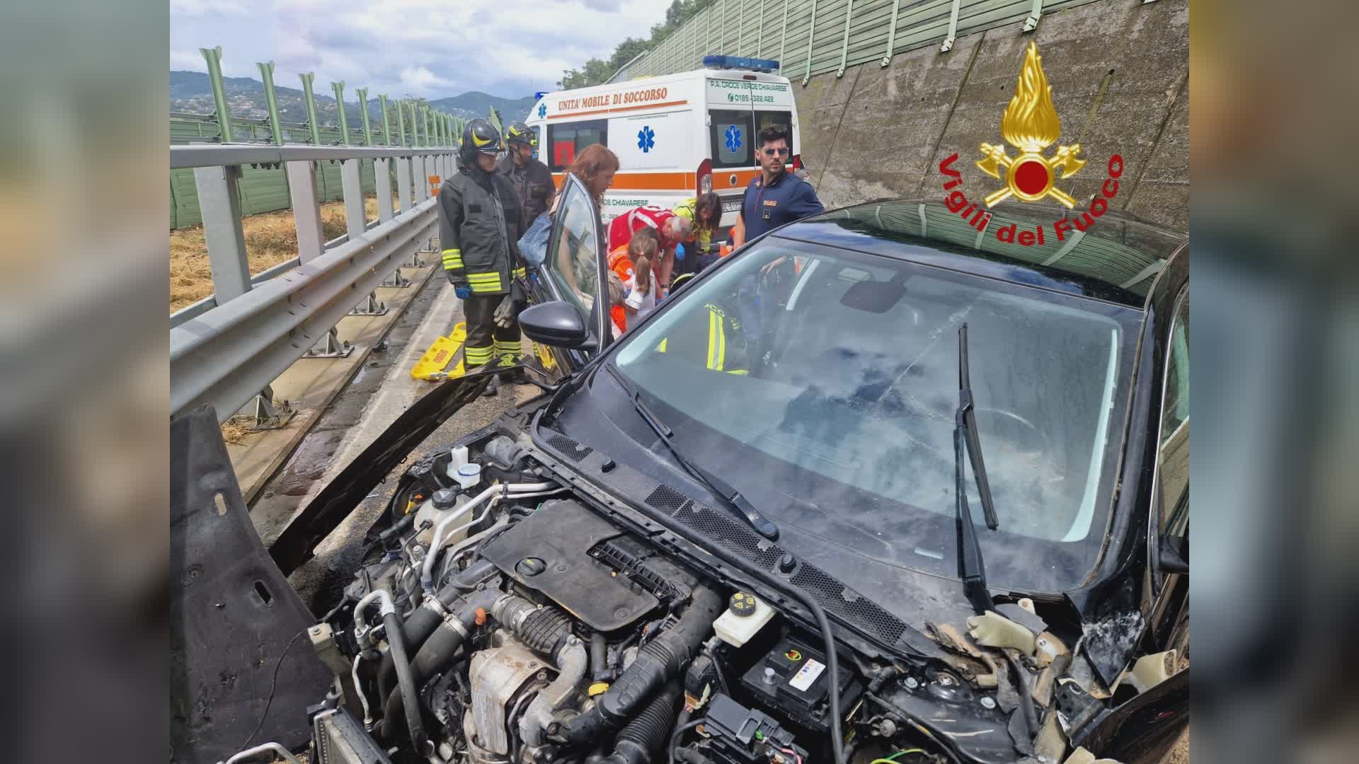 Autostrade Liguria, perde il controllo dell'auto e sbatte sul guardrail: code in A12