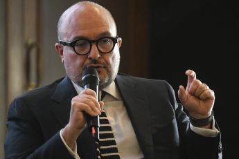 Politica, nuova gaffe del ministro Sangiuliano: "Colombo navigò grazie a Galileo", ma lo scienziato nacque 72 anni dopo la scoperta dell'America