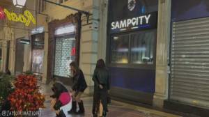 Genova: l'uomo cespuglio spaventa i passanti in via XX Settembre e qualcuno chiama la polizia, ma scherzare non è illegale