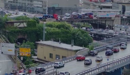 Genova, giornata da incubo: traffico paralizzato a Ponente e in autostrada per il blocco ai varchi portuali dei manifestanti pro Palestina