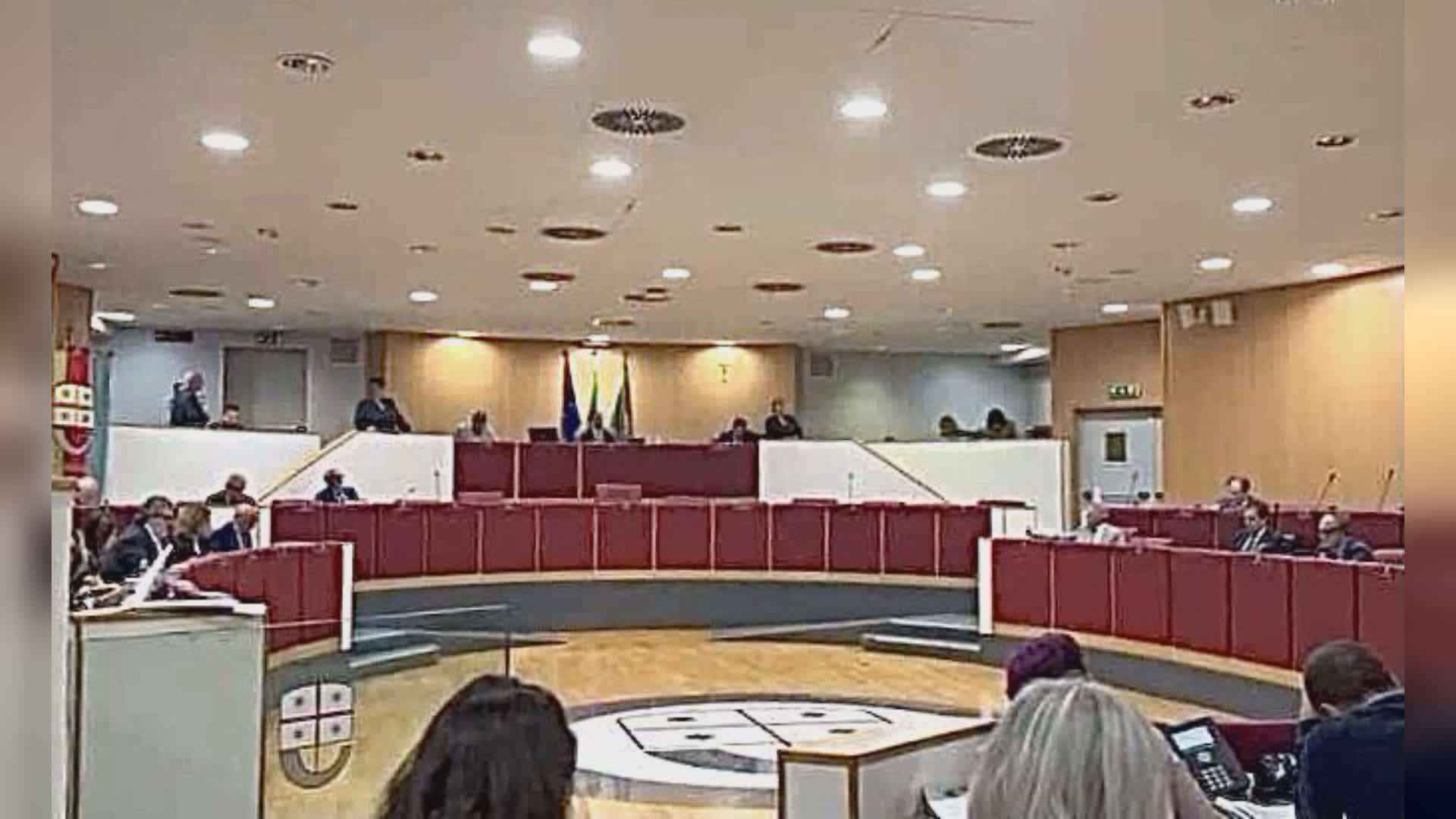 Caso Toti: scintille in consiglio regionale sull'incontro presidente-assessori nella casa di Ameglia