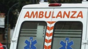 Genova, ambulanza si ribalta dopo urto contro auto, traffico in tilt in corso Buenos Aires