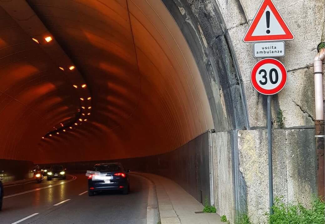 Genova: scontro fra due scooter in galleria Mameli