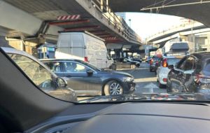Genova: maxi ingorgo allo svincolo autostradale Ovest per code agli imbarchi traghetti