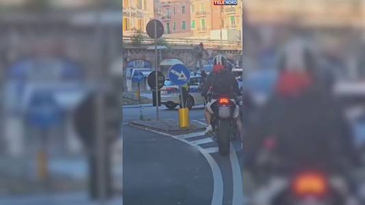 Genova: sale sul tetto di un'auto della polizia locale e blocca piazza Vittorio Veneto a Sampierdarena (VIDEO)