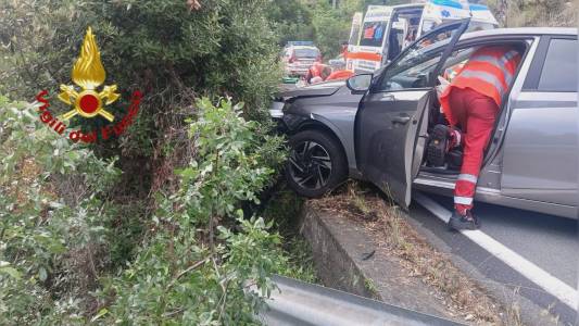 Cogoleto: auto con due persone in bilico sul guard rail recuperata dai vigili del fuoco