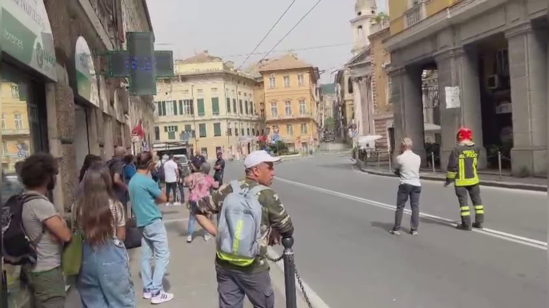 Genova: allarme bomba alla Nunziata, presunto ordigno fatto brillare dagli artificieri, traffico ripreso dopo una mattina da incubo (VIDEO)