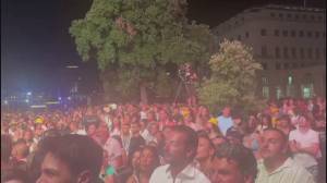 Genova, in piazza della Vittoria oltre 40 mila persone per il 105 Summer Festival: sul palco da Malgioglio a Irama