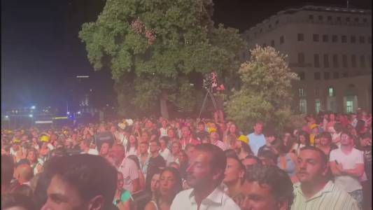 Genova, in piazza della Vittoria oltre 40 mila persone per il 105 Summer Festival: sul palco da Malgioglio a Irama