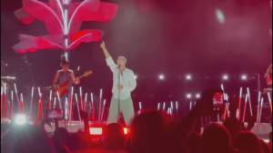 Genova, black-out al Porto Antico durante il concerto di Biagio Antonacci: il cantante invita una fan sul palco per farle leggere una poesia