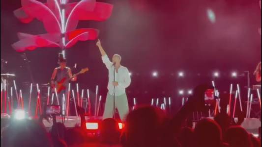 Genova, black-out al Porto Antico durante il concerto di Biagio Antonacci: il cantante invita una fan sul palco per farle leggere una poesia