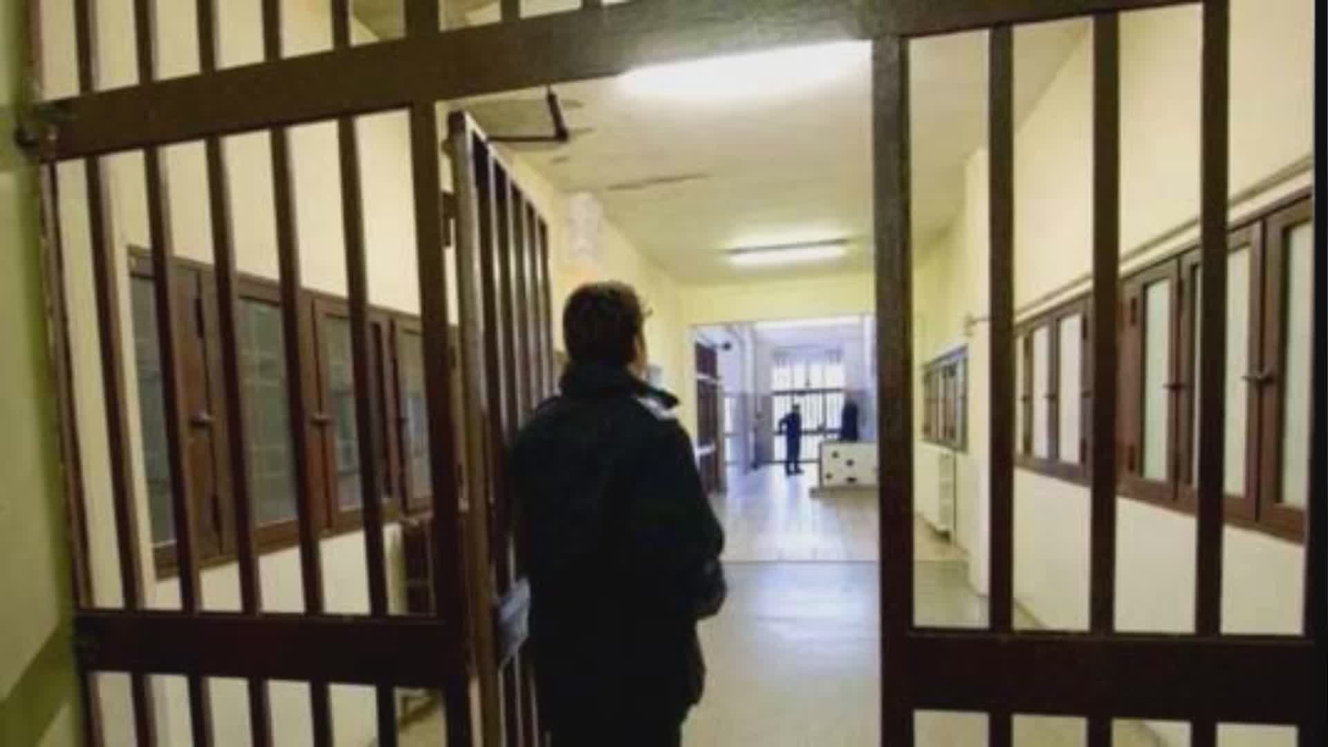 Imperia, pretende dal carcere un colloquio con i figli: detenuto aggredisce due agenti