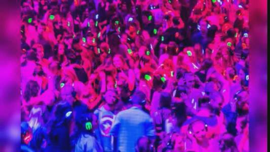 Taggia: centinaia di giovani in piazza per la prima "discoteca silenziosa" dell'estate