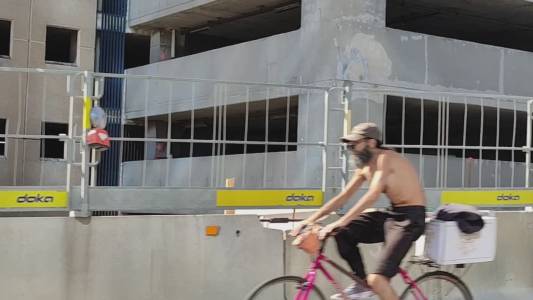 Genova, follia sulla rampa di San Benigno: ciclista a petto nudo in mezzo alle macchine (IL VIDEO)