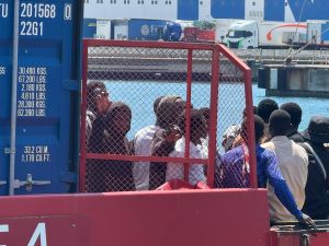 Genova, Sea Eye: 90 migranti andranno in Piemonte, 27 minori a Firenze, circa 60 resteranno in Liguria