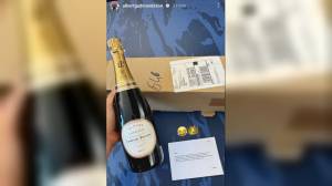 Genoa, vince Fantacalcio grazie a Gudmundsson: tifoso regala una bottiglia di champagne all'islandese