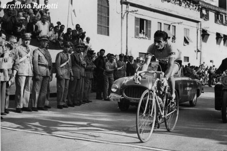 Giro dell'Appennino in diretta su Telenord: i passaggi simbolo della corsa, Piazza Arimondi