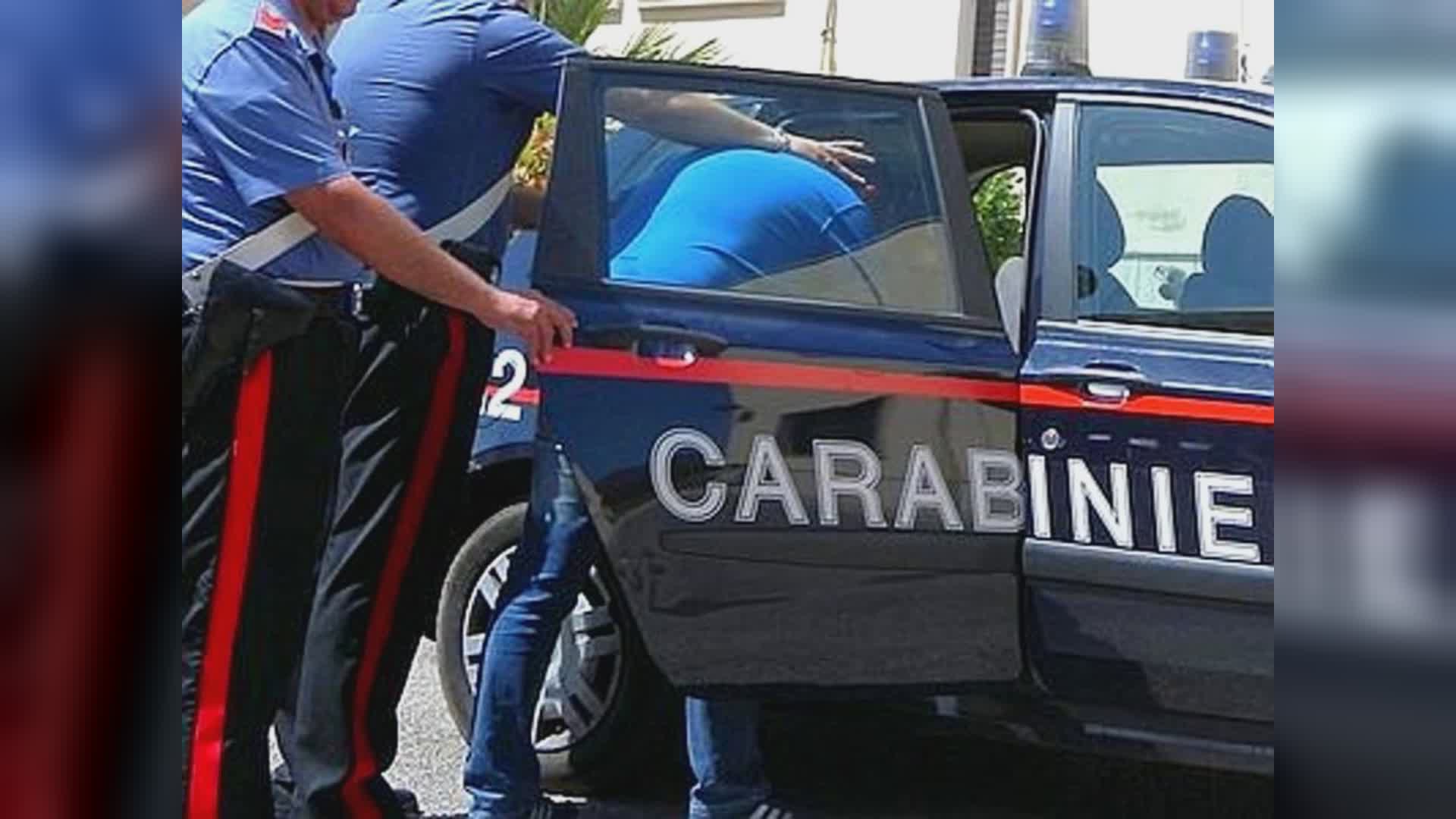 Alassio: picchia donna in strada e la costringe a salire in auto, arrestato