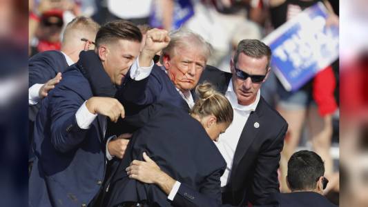 Stati Uniti sotto choc per l'attentato fallito a Trump, il mondo guarda con ansia alla faccia truce dell'America