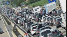 Liguria, pullman in fiamme, 12 km di coda sul nodo A12-A10