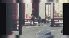 Ventimiglia, scopre migranti sul suo camion e le fa scendere a cinghiate (video)