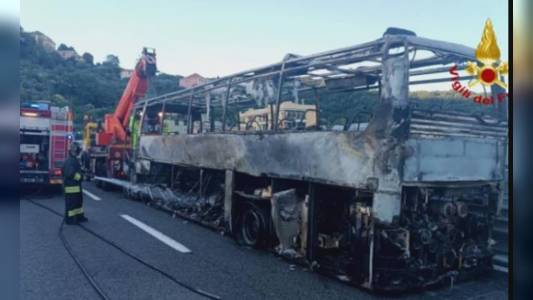 Genova: A12, riaperta galleria tra casello Est e Nervi dopo rimozione pullman bruciato