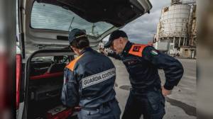 Genova: Guardia Costiera ferma nave cargo in porto per violazioni su riciclaggio