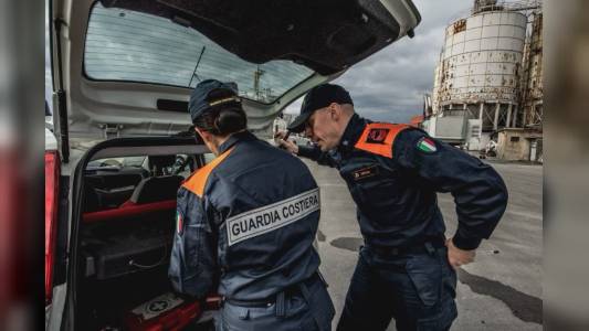 Genova: Guardia Costiera ferma nave cargo in porto per violazioni su riciclaggio