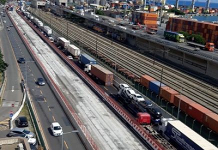 Genova, ordigno bellico ritrovato in porto: città e autostrade paralizzate, strada Guido Rossa chiusa lato mare