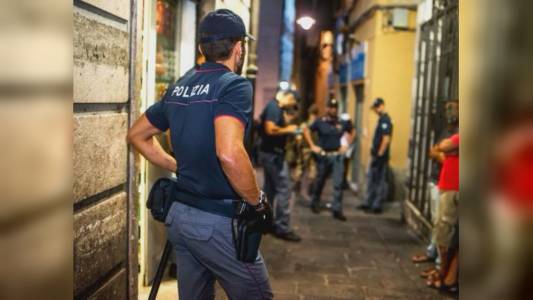 Genova, aggredisce due poliziotti durante un controllo nel centro storico. Arrestato 28enne
