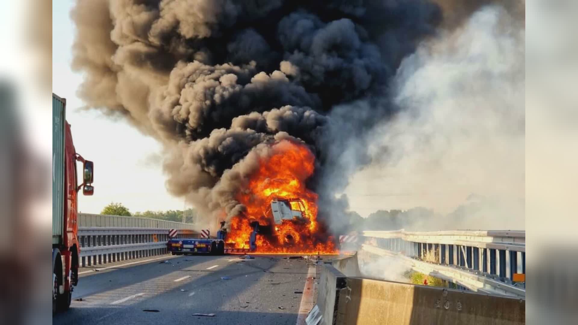 Liguria, viabilità: camion in fiamme e traffico bloccato tra Genova e Masone