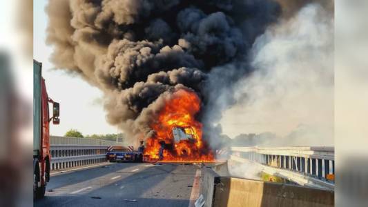 Liguria, viabilità: camion in fiamme e traffico bloccato tra Genova e Masone