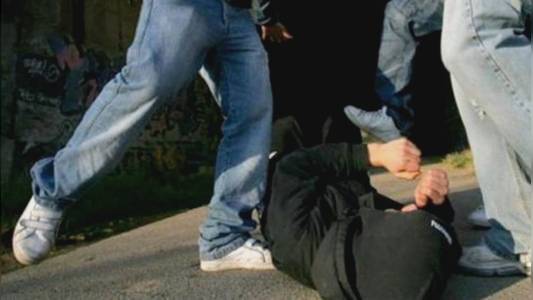 Genova: picchiano e derubano ragazzo, tre arrestati, due sono minori