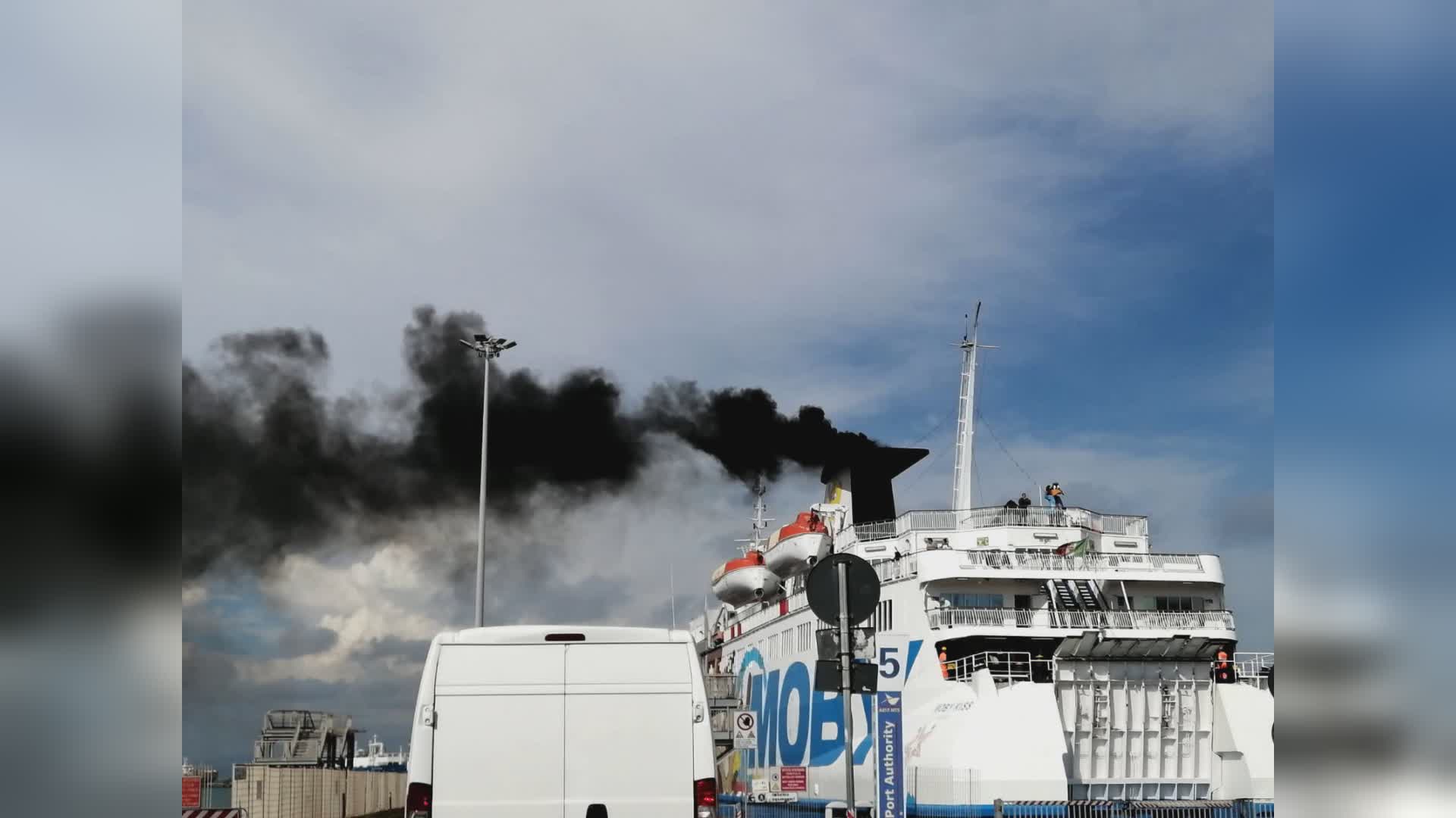 Inquinamento navi: "Cambiamo rotta" è la nuova guida per respirare meglio nelle città portuali