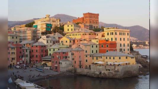 Genova: cade drone non assicurato sulla chiesa di Boccadasse, turista straniero rischia multa da 30mila euro